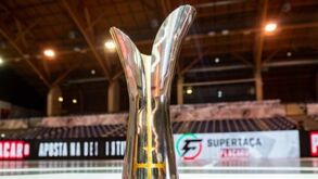 O troféu da Supertaça de futsal