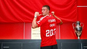 Circati com a camisola do Benfica
