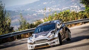 Carro de rally em competição na EN2, com marcações de "Cacio"