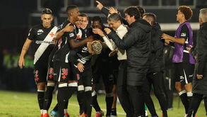 Pedro Emanuel  e jogadores do Vasco da Gama a festejarem frente ao Olimpia