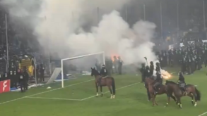 Caos na Taça da Alemanha: até a polícia a cavalo entrou no relvado para impor a ordem