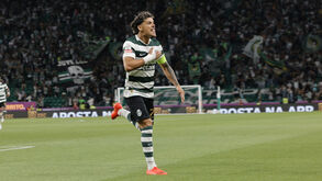 Braçadeira firme no braço de Maxi Araújo: uruguaio convenceu Rui Borges como capitão do Sporting