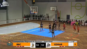 O momento dos insultos racistas dirigidos a um árbitro num jogo de basquetebol feminino do escalão de sub-14