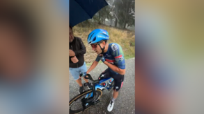 O momento em que ciclistas da Volta a Espanha procuram abrigar-se de tempestade de granizo 