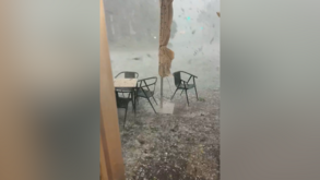Tempestade com chuva intensa e granizo deixa ruas de Tarragona inundadas