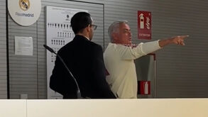 Mourinho voltou atrás na sala de imprensa para 'picar' jornalista: «Este tem muitos contactos!»