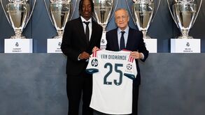 Yan Diomande apresentado oficialmente ao lado de Florentino Pérez