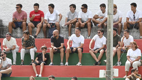 Técnico holandês atento na bancada