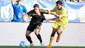 Kenan Yildiz a ser puxado por Ilario Monterisi na ronda inaugural da Serie A