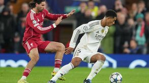 Szoboszlai e Bellingham no confronto da época passada em Anfield