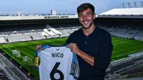 Nico González com a camisola do Newcastle