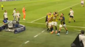 Guendouzi provocou adeptos do Lyon, foi agredido por adepto e gerou-se o absoluto caos