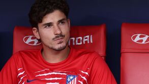 Julián Álvarez no banco de suplentes do Atlético Madrid frente ao Villarreal