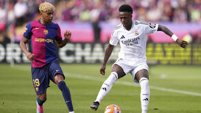 Lamine Yamal e Vinícius Júnior em ação durante o 'El Clásico'