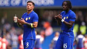 Enzo Fernandez y Romeo Lavia del Chelsea aplauden a los aficionados tras el silbatazo final al final encuentro amistoso ante