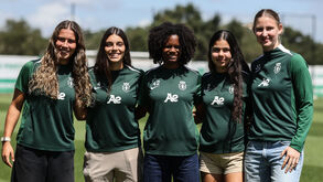 Carolina Santiago, Érica Cancelinha, Maísa Correia, Jeneva Gray e Júlia Wozniak ao serviço do Sporting