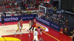 O afundanço brutal de Neemias que corre a Europa e até a NBA: «Cozinhou o adversário como se fosse um frango»