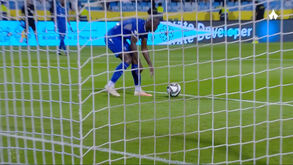 Insólito: guarda-redes do Al Hilal deu a bola ao defesa para marcar pontapé de baliza e árbitro assinalou... penálti