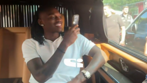Adeptos do Galatasaray loucos por Rafael Leão: carro do português foi 'engolido' pela multidão