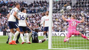 Os jogadores em ação durante o Tottenham-Newcastle