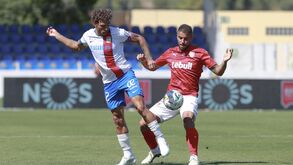Figueiredo e Pedro Ferreira lutam pela bola no jogo em Alverca