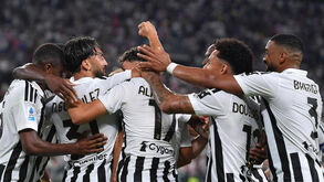 Jogadores da Juventus fazem a festa diante do Parma