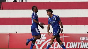 Os jogadores comemoram o golo no decorrer do jogo