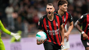 Santiago Gimenez reforça dragões