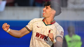 Rodrigo Ribeiro festeja com a camisola do Augsburgo