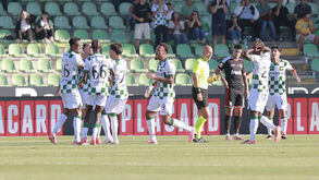 Jogadores do Moreirense festejam com Francisco Domingues