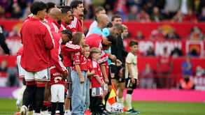 Filhos de Matthew Blades entraram em Old Trafford com Bruno Fernandes e Senne Lammens