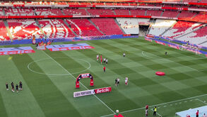 O momento em que João Palhinha acena aos adeptos após subir ao relvado do Estádio da Luz