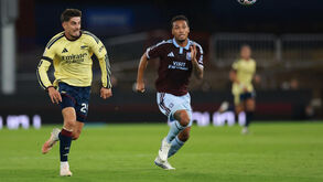 Os jogadores de Aston Villa e Arsenal em ação