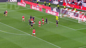 O remate à meia volta de Pavlidis (após falha de Dahl) que colocou o Benfica a vencer o Estoril