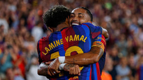 Lamine Yamal e Raphinha festejam durante o Barcelona-Rayo Vallecano