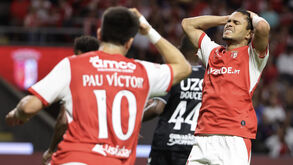 Os jogadores de Sp. Braga e V. Guimarães em ação