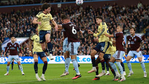 Os jogadores de Aston Villa e Arsenal em ação
