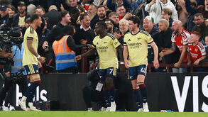 Jogadores do Arsenal festejam frente ao Aston Villa