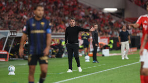 Marco Silva dá indicações aos jogadores do Benfica