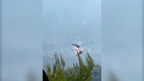 O momento em que dois helicópteros colidem durante combate aos incêndios na Grécia