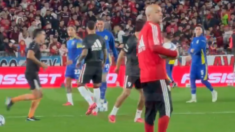 Um reencontro muito especial: o abraço entre Otamendi e Di María antes do River Plate-Rosario Central