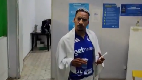 Insólito: adeptos do Cruzeiro invadem sala do controlo antidoping para tirar foto com Matheus Pereira