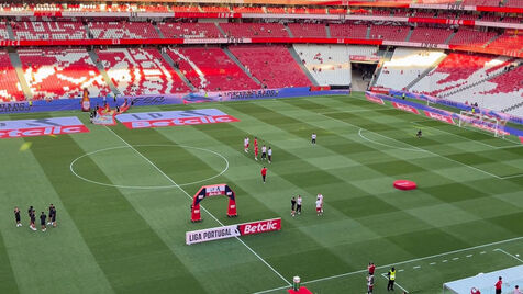 O momento em que João Palhinha acena aos adeptos após subir ao relvado do Estádio da Luz