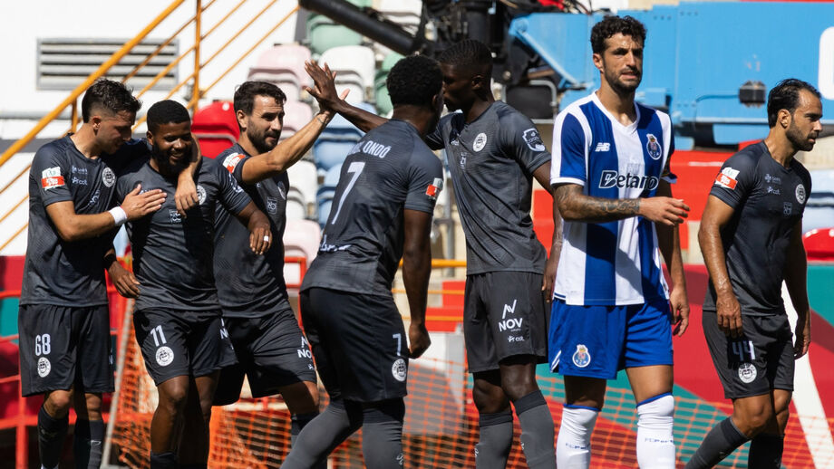 Jogadores da U. Leiria celebram golo de Jair Silva 