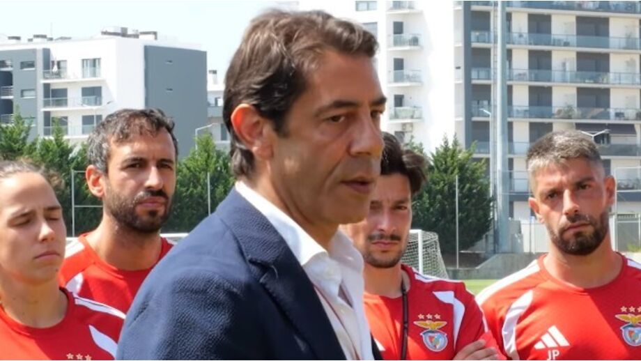 Rui Costa no treino da equipa de futebol feminino