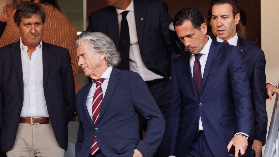 Jorge Jesus e Pedro Proença na chegada à tribuna do Estádio Cidade de Coimbra antes do início da Supertaça
