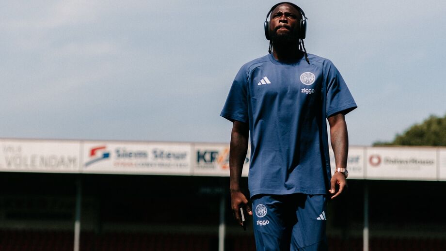 Tolu Arokodare antes de entrar em campo pelo Ajax contra o Volendam