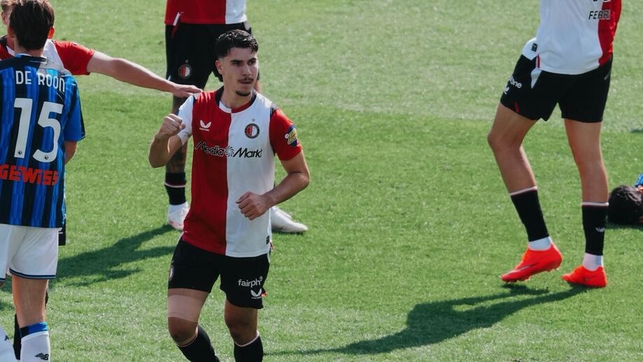 Shaqueel van Persie celebra golo frente à Atalanta