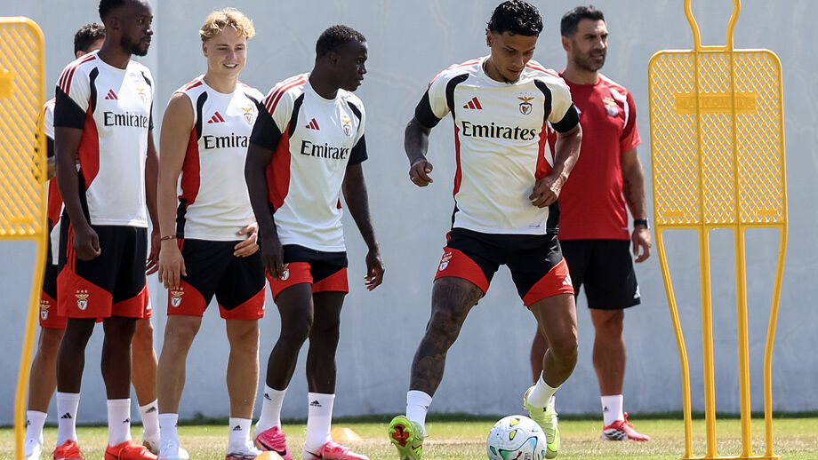 Richard Ríos treina no Seixal com o plantel do Benfica