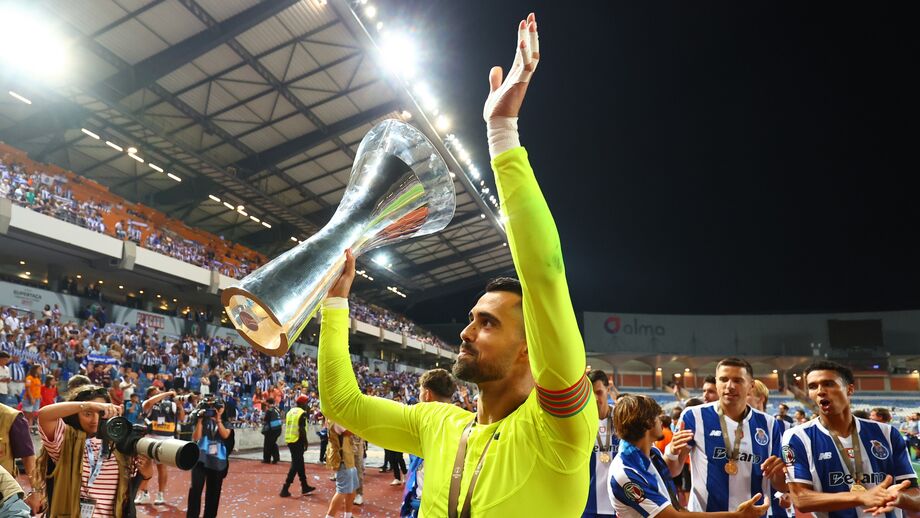 Diogo Costa com a Supertaça